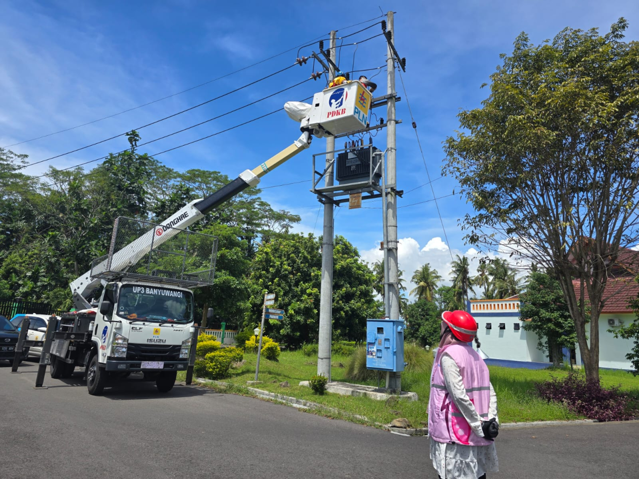 Srikandi PLN UP3 Banyuwangi mengawasi giat Pekerjaan Dalam Keadaan Bertegangan (PDKB) untuk meningkatkan keandalan pasokan listrik.