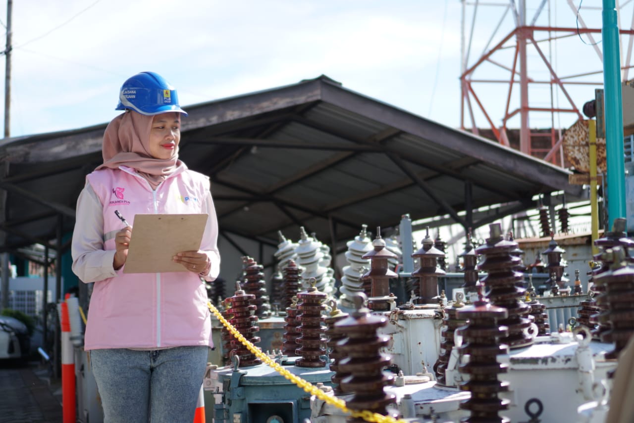Srikandi PLN melakukan inventarisasi material kelistrikan di Gudang PLN.