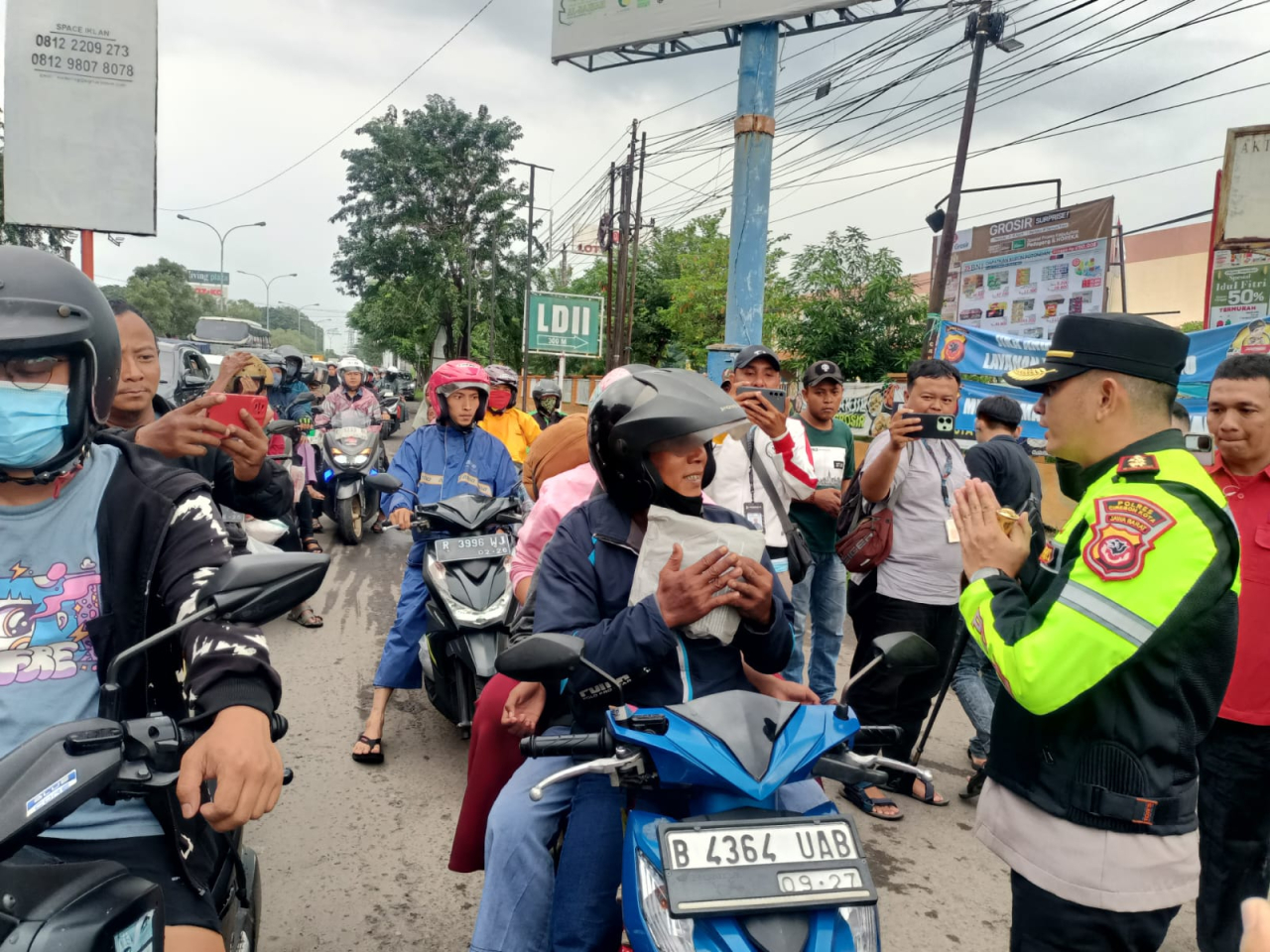 Peduli Keselamatan Pemudik, Kapolres Cirebon Kota Bagikan Ratusan Jas Hujan di Jalur Pantura