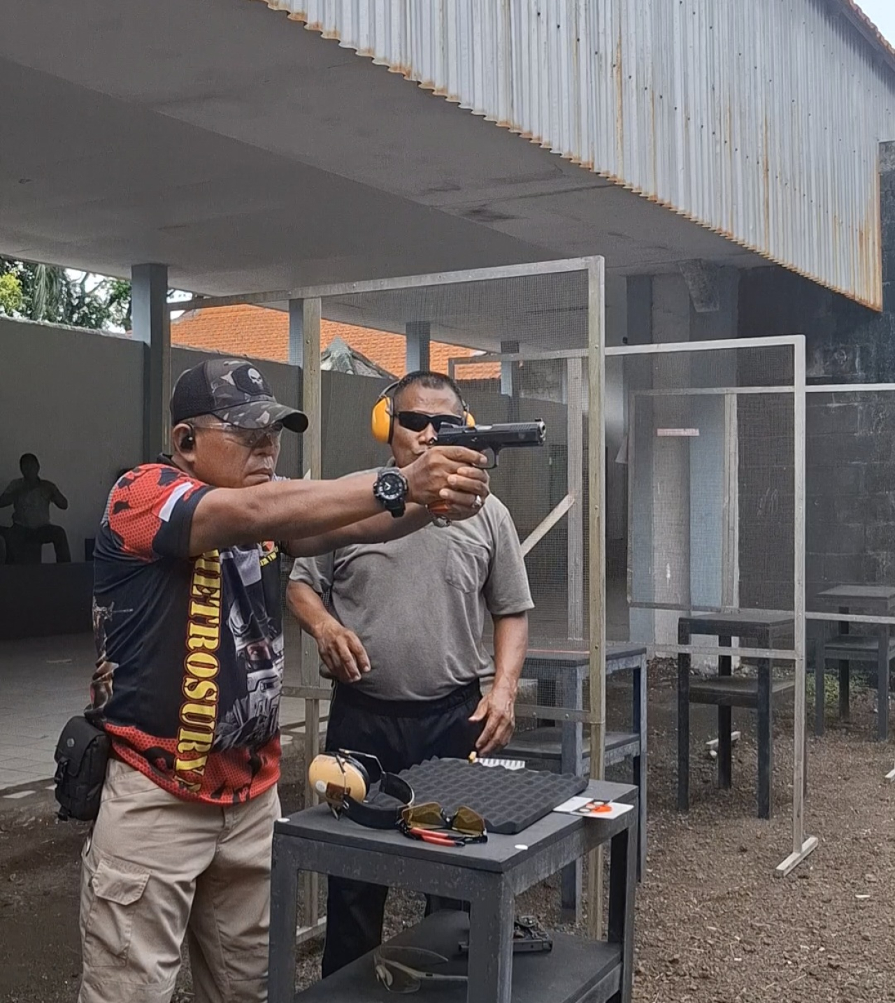 Foto: Pemimpin Redaksi Media Metrosurya.com di dampingi pelatih tembak senior Kodam V Brawijaya. 
