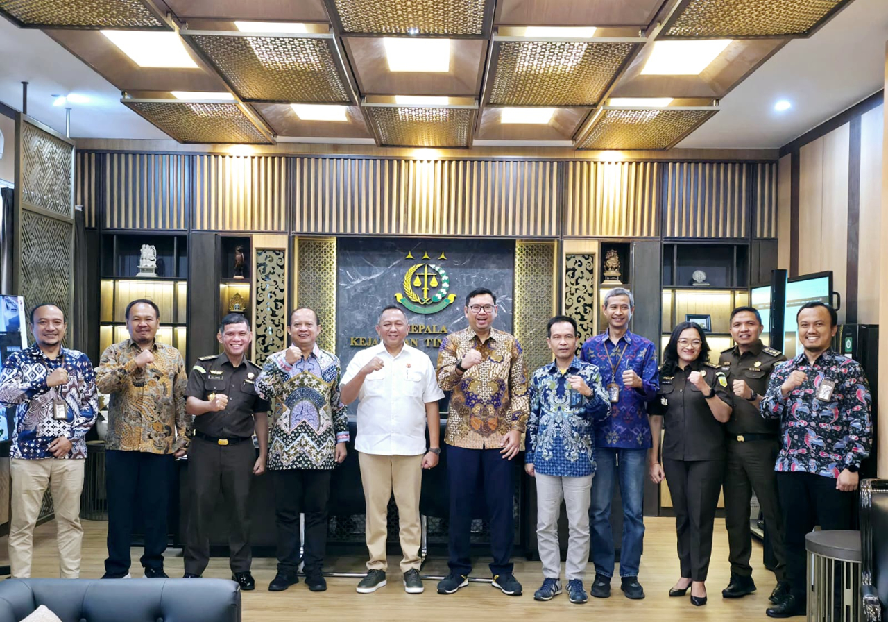 Foto Bersama jajaran Kejaksaan Tinggi Bali dan Jajaran PT PLN (Persero) UIP JBTB dan UIT JBM