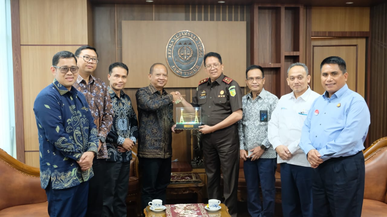 PT PLN (Persero) terus berkomitmen untuk menghadirkan infrastruktur ketenagalistrikan yang andal dan berkualitas bagi masyarakat di wilayah Provinsi Jawa Timur