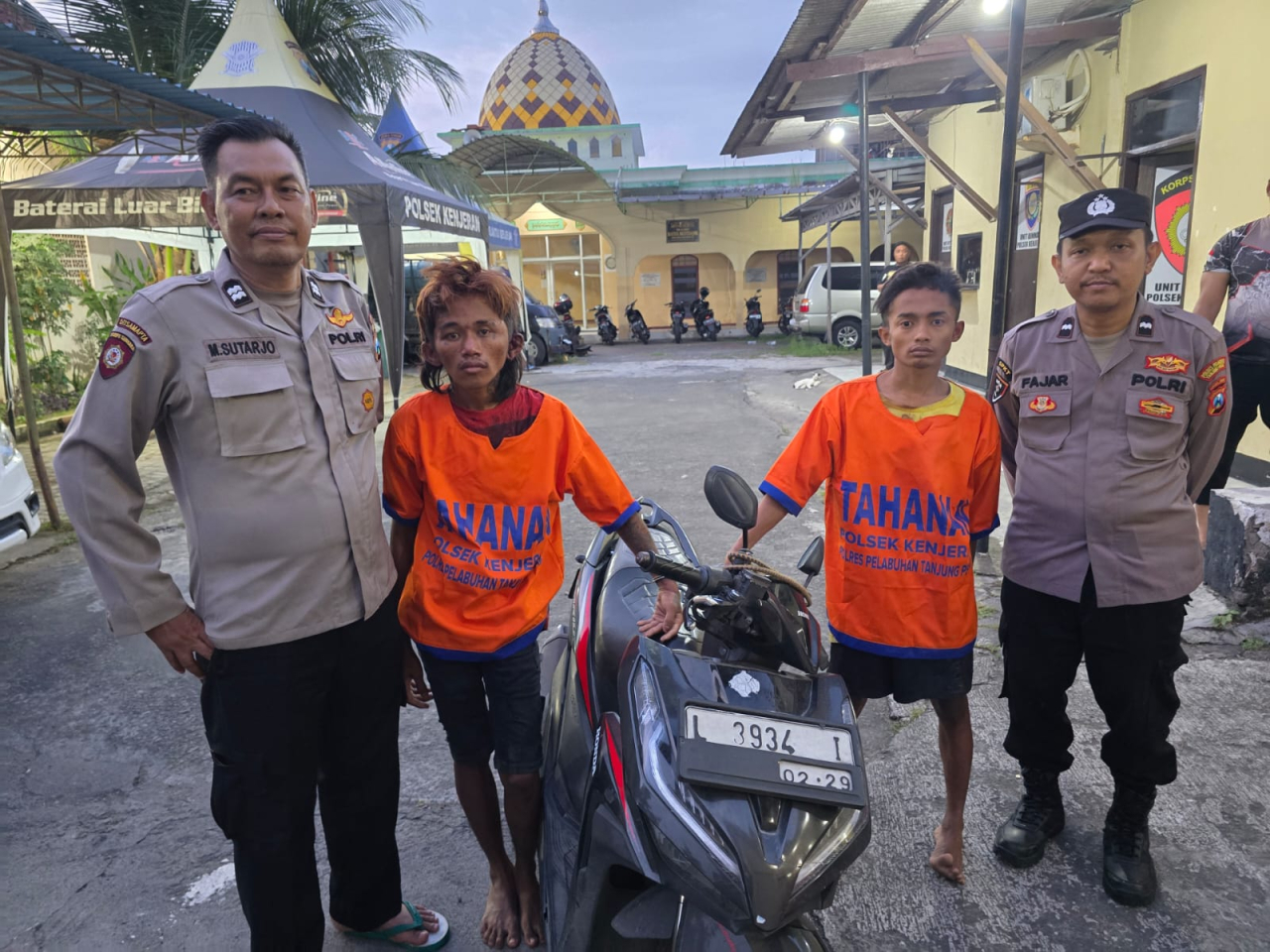 Polsek Kenjeran Amankan Residivis dan Komplotannya Saat Curi Motor Warga di Tambak Wedi.
