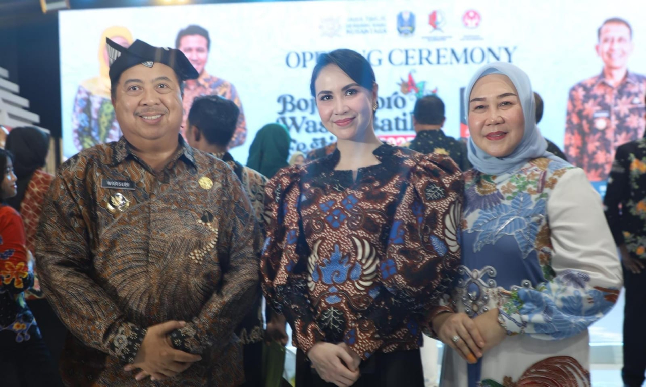 Bupati dan Ketua Dekranasda Jombang Dukung Batik Lokal di BWBF 2025