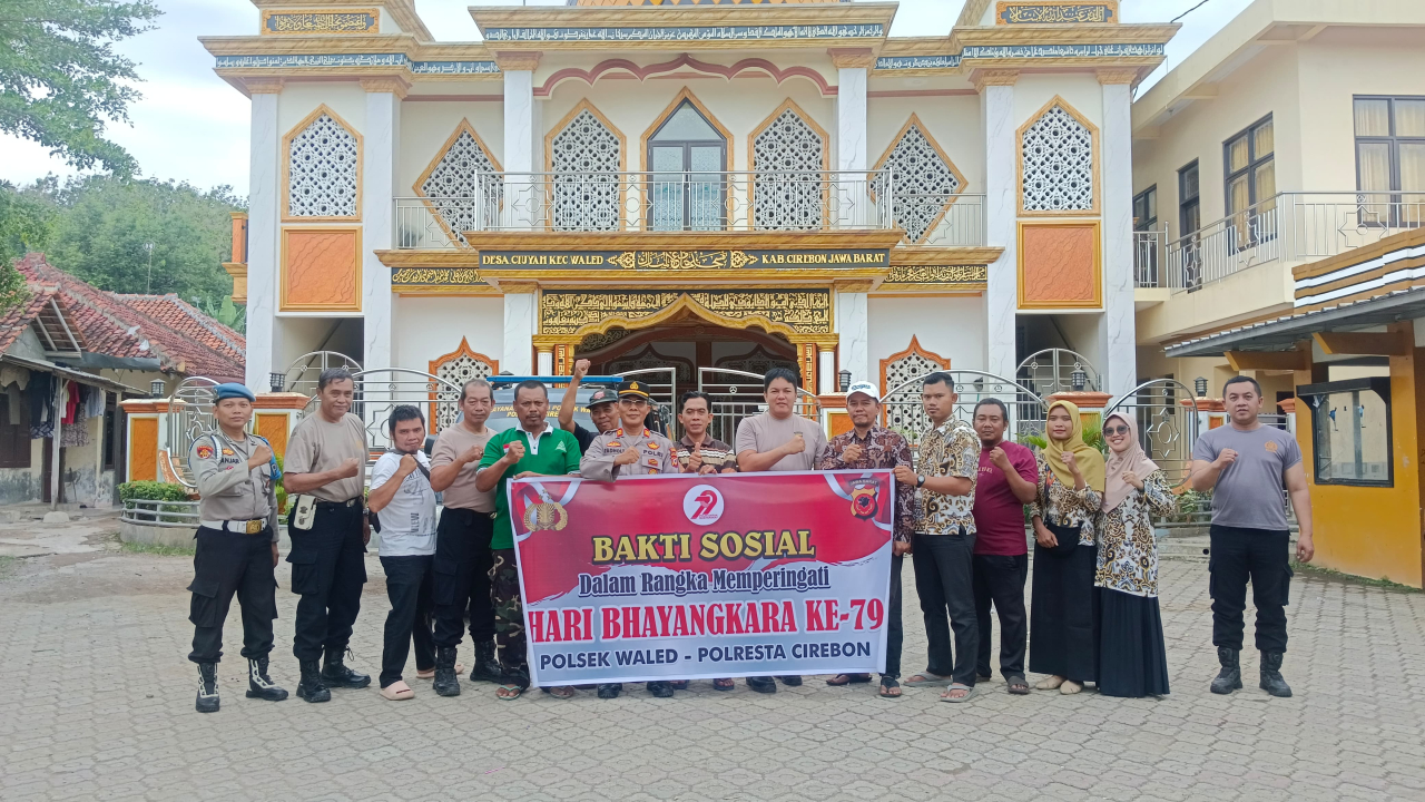Polsek Waled Gelar Kerja Bakti di Masjid Al Mubarok Dalam Rangka Peringatan Hari Bhayangkara ke-79