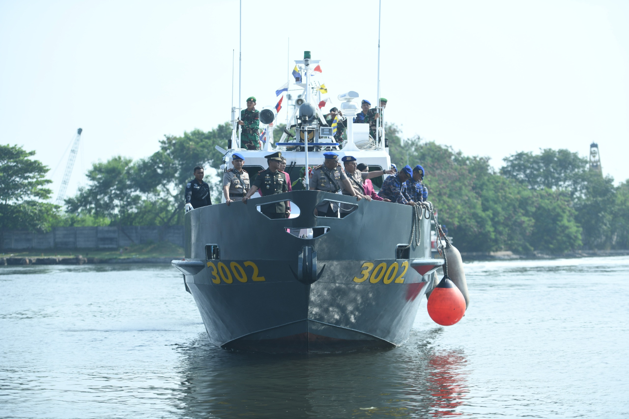 Tabur Bunga di Laut, Polairud Polda Jabar dan Polres Cirebon Kota Kenang Jasa Pahlawan Bahari