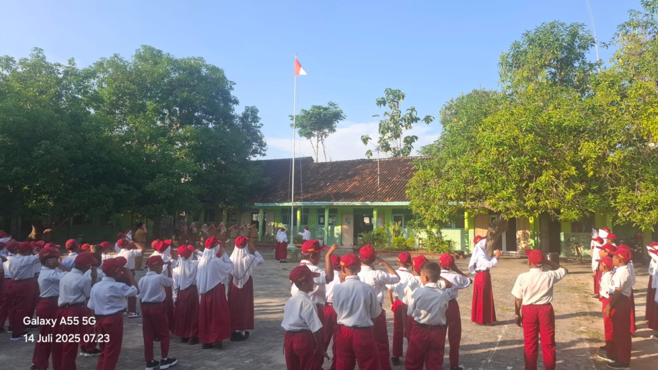 Seluruh siswa mengikuti upacara pengibaran bendera Merah Putih di halaman Sekolah SD Negeri 2 Babaktulung
