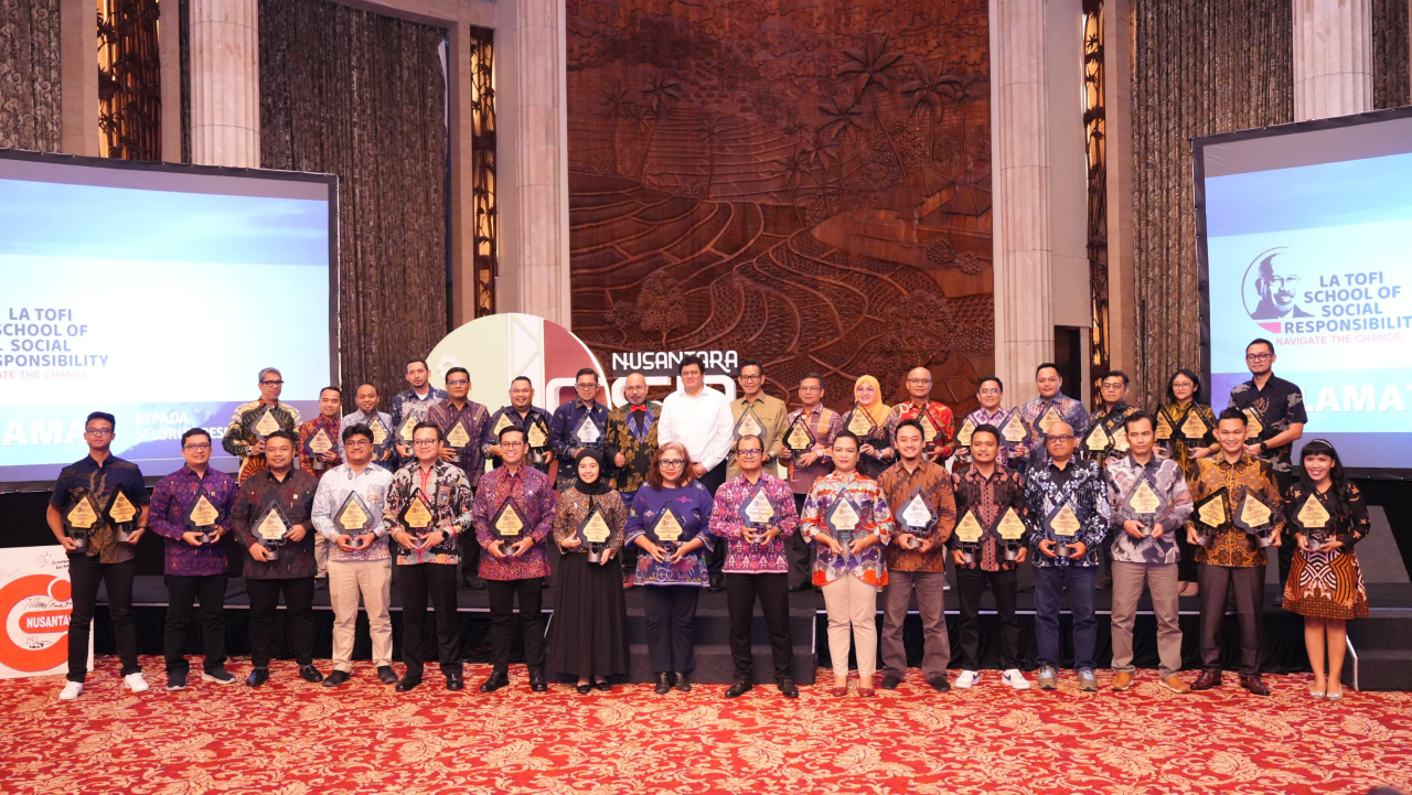 Perwakilan dari PLN Group berfoto bersama Chairman The La Tofi School of Social Responsibility, Taufik La Tofi sesaat setelah masing-masing menerima penghargaan pada ajang Nusantara CSR Awards 2025 yang diselenggarakan di Jakarta, (2/7).