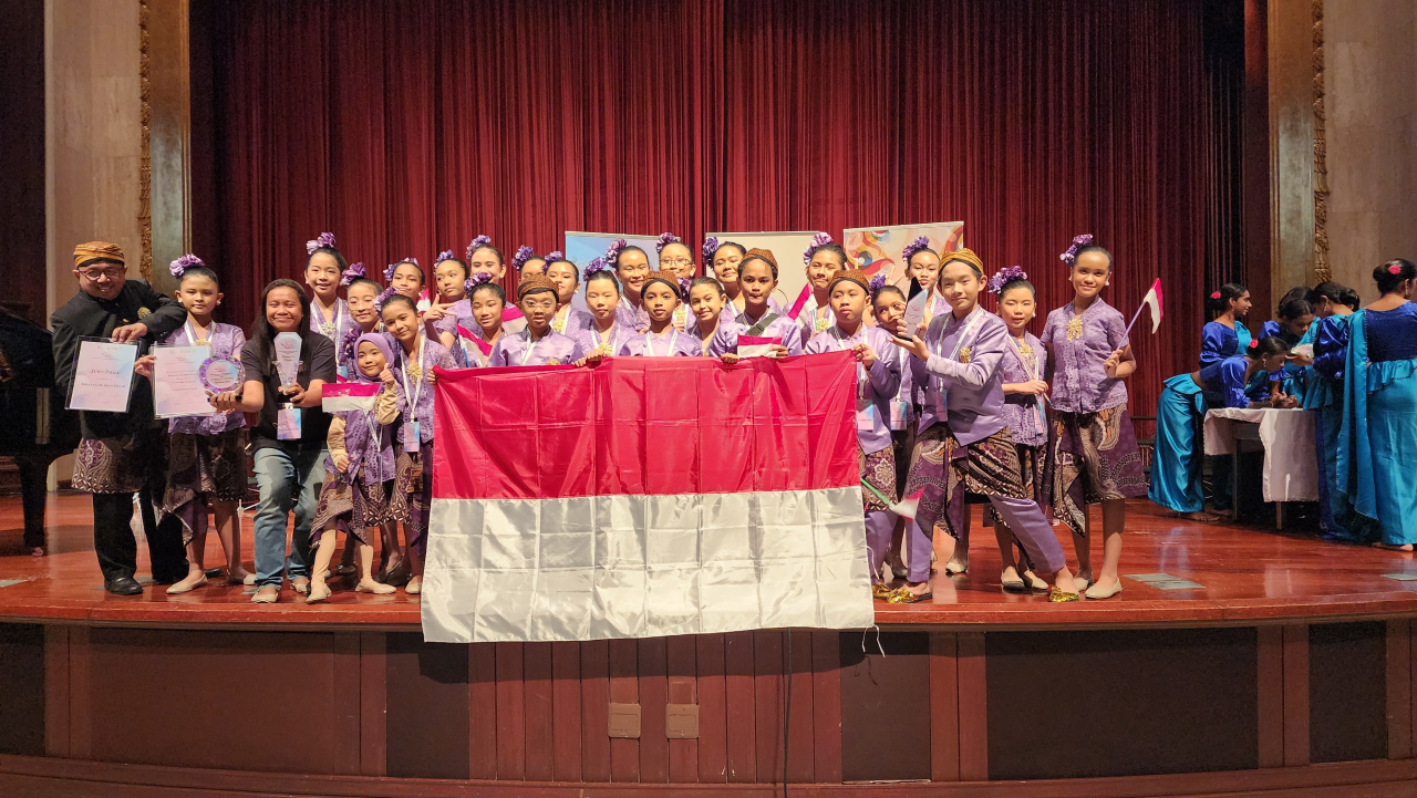 Kirana Children Choir asal Surabaya berpose dengan bendera Merah Putih usai meraih juara dalam A Voyage of Songs International Choral Competition (AVOSICC) 2025 di Bangkok, Thailand, Minggu (4/8/2025). Tim yang terdiri dari 26 anak ini membawa pulang empa
