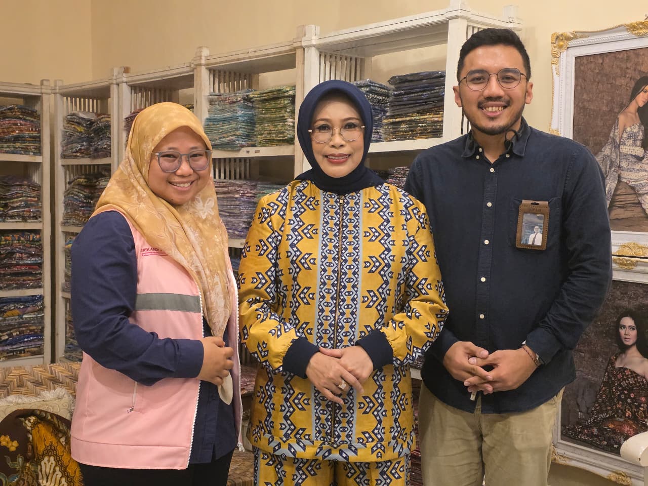 Caption: Istri Mensos RI Fatma Saifullah Yusuf (Tengah) bersama Assistant Manager Komunikasi dan TJSL PT PLN (Persero) UIP JBTB Moch Delfahmi, dan Mega Ayu Citra Srikandi PT PLN (Persero) UIP JBTB.