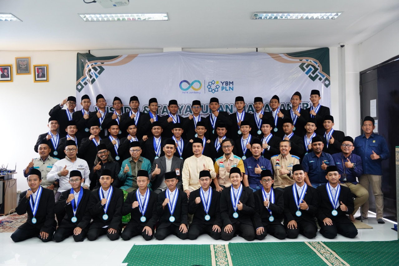 Sambut HUT RI ke 80, YBM PLN Konsisten Dukung Pendidikan dengan Mewisuda Mahasantri PeTIK Jombang