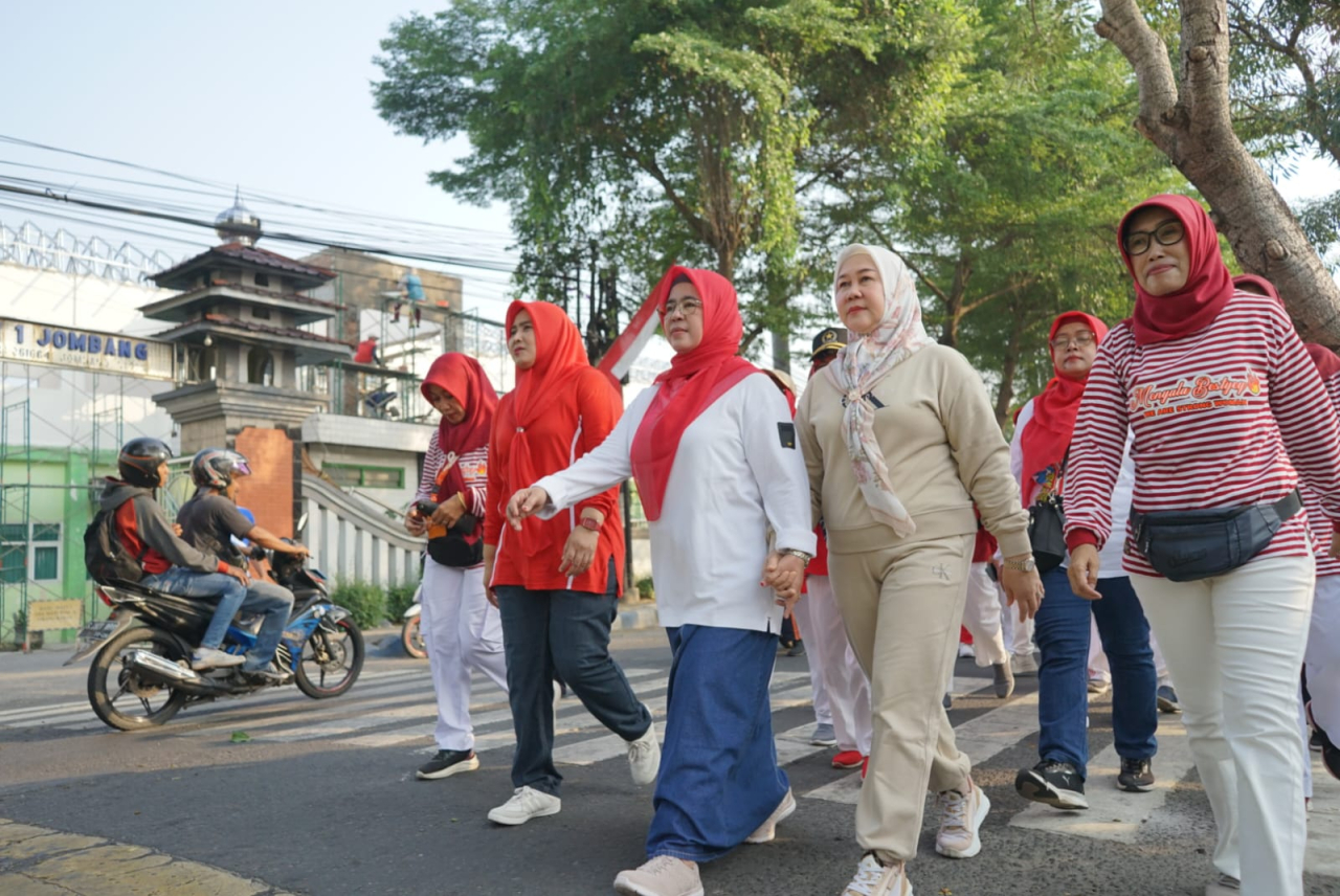 Meriahkan HUT RI, Pembina DWP Jombang Lepas Jalan Sehat Disdikbud