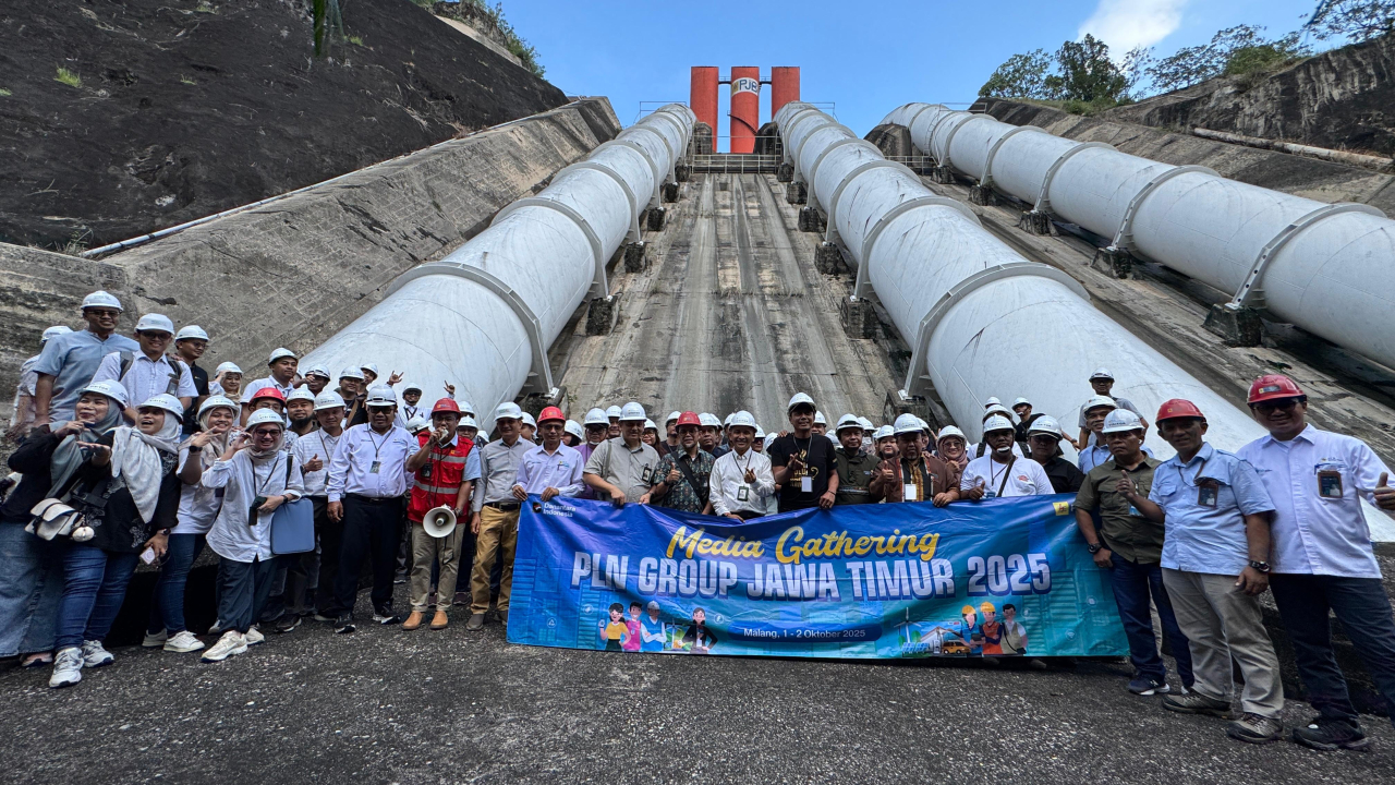 Foto bersama Jajaran Pengurus PLN UID JATIM, PLN UIP JBTB, PLN UIT JBM, UP Brantas PLN NP bersama awak media diacara. Media Gathering PLN Group Jawa Timur, di PLTA Sutami Karangkates Malang.
