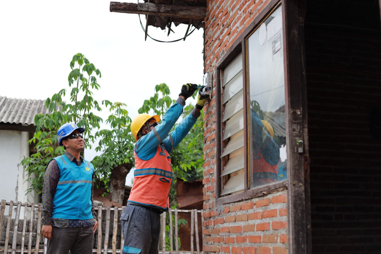 PLN Wujudkan Semangat Hari Sumpah Pemuda dengan Sambungan Listrik Gratis bagi 171 Warga Tulungagung di HLN ke-80