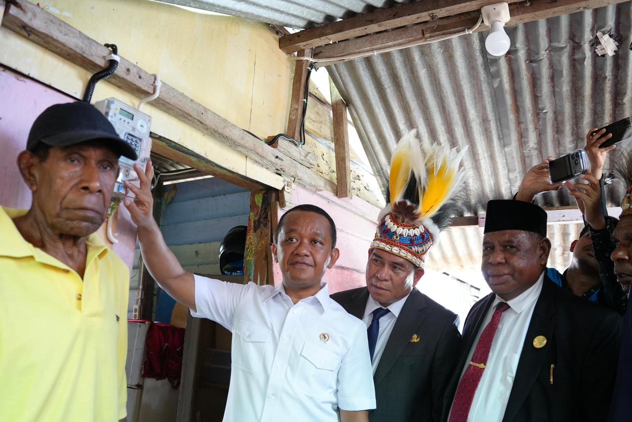 Bukti Listrik untuk rakyat, Sambung Listrik 100 Keluarga Prasejahtera di Fakfak Papua Barat, Kementerian ESDM Bersama PLN Lanjutkan Penyaluran Program BPBL