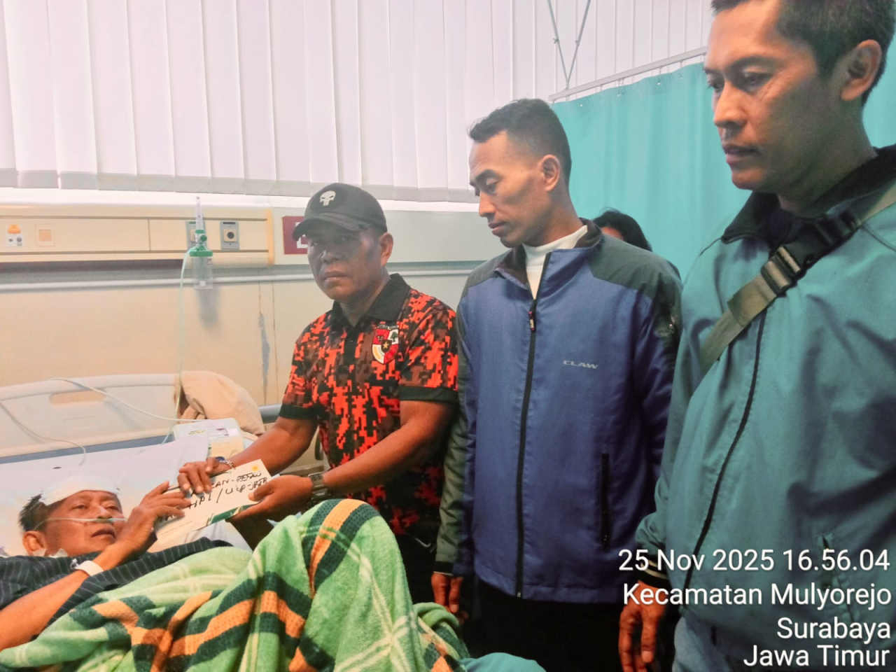 Caption: Dua komandan regu dan satu anggota satuan pengamanan. Dalam kunjungan menjenguk Mantan Rekan Kerja Pak Sutiyo yang Dirawat di RS UNAIR Surabaya