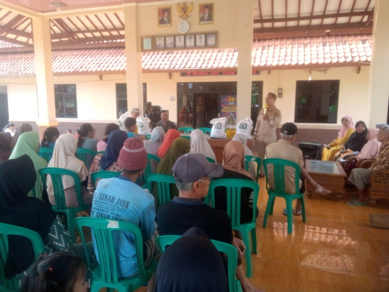 Pemerintah Desa Pasaleman Menyalurkan Bantuan Beras dan Minyak Goreng dari Bulog