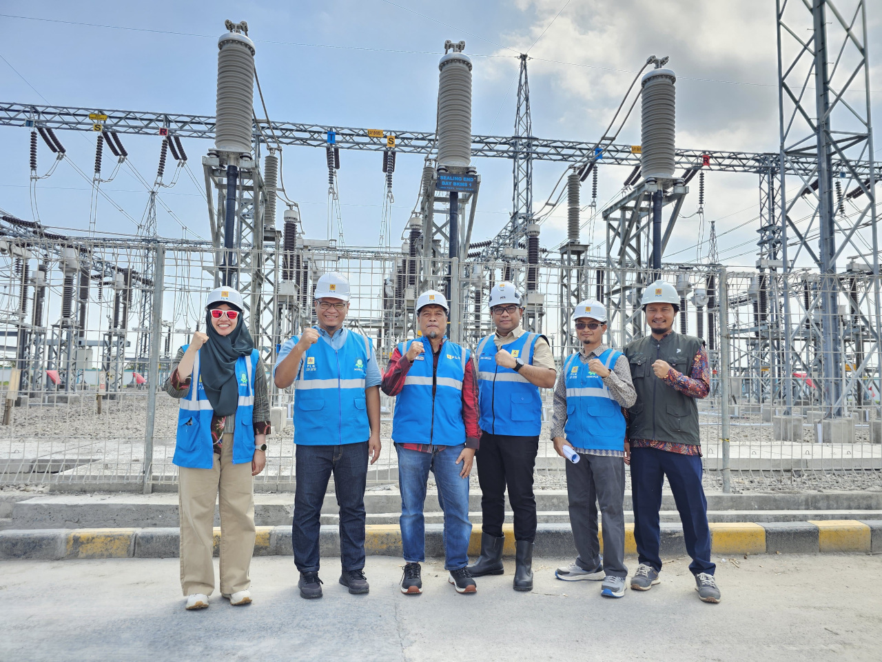Foto Bersama General Manager PLN UIP JBTB di lokasi GI 150kV Bungah