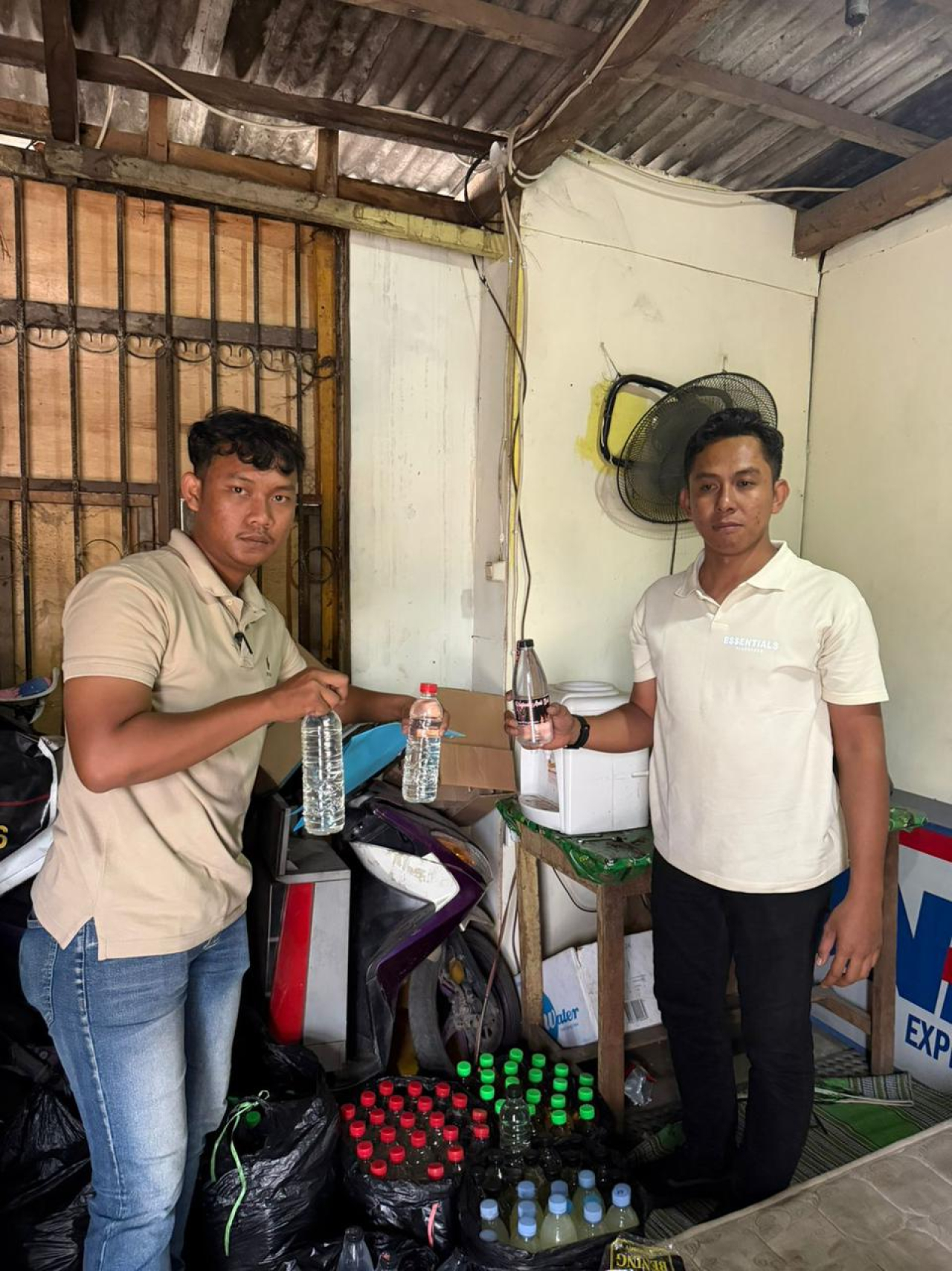 Sat Resnarkoba Amankan Puluhan Botol Ciu di Kawasan Kalijaga