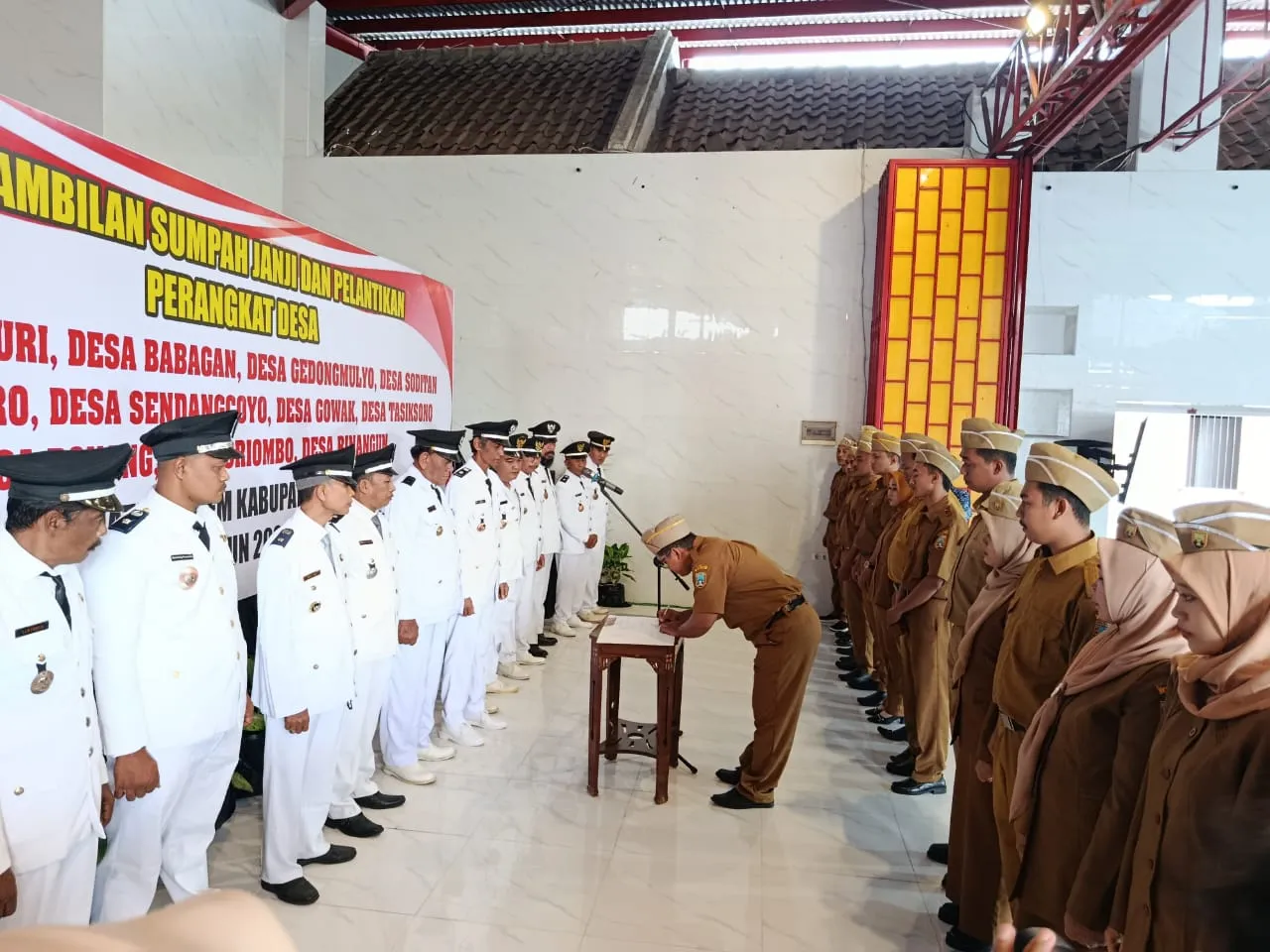 Pelantikan Serentak Perangkat Desa Se_Kecamatan Lasem Dilaksanakan Dirumah Merah