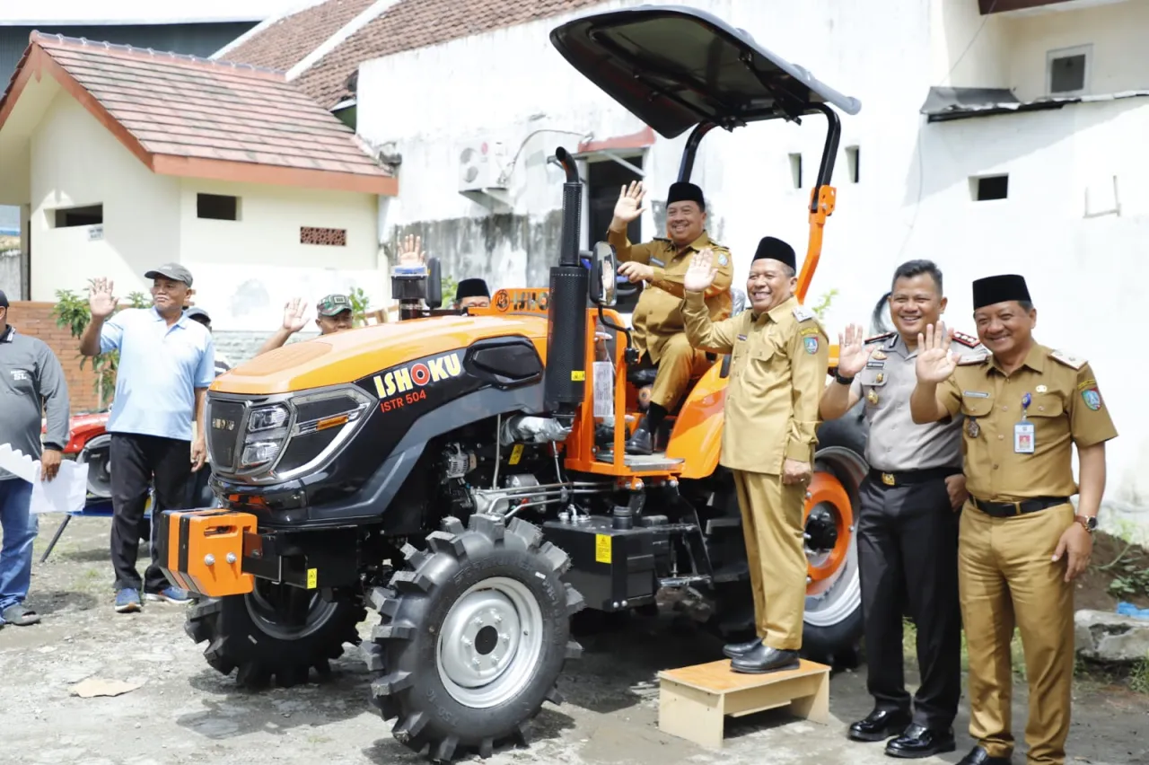 Bupati Warsubi Serahkan Bantuan Alsintan, Jombang Makin Mantab Sebagai Lumbung Pangan Nasional