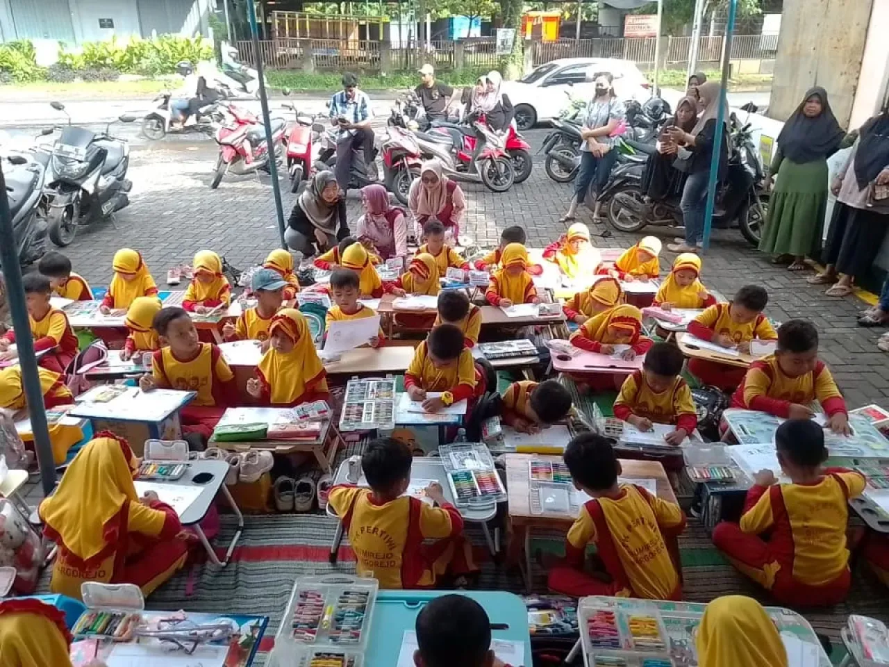 Tanamkan Kreativitas Sejak Dini, TK Pertiwi Bumirejo Ajak Siswa Menggambar di Ruang Publik