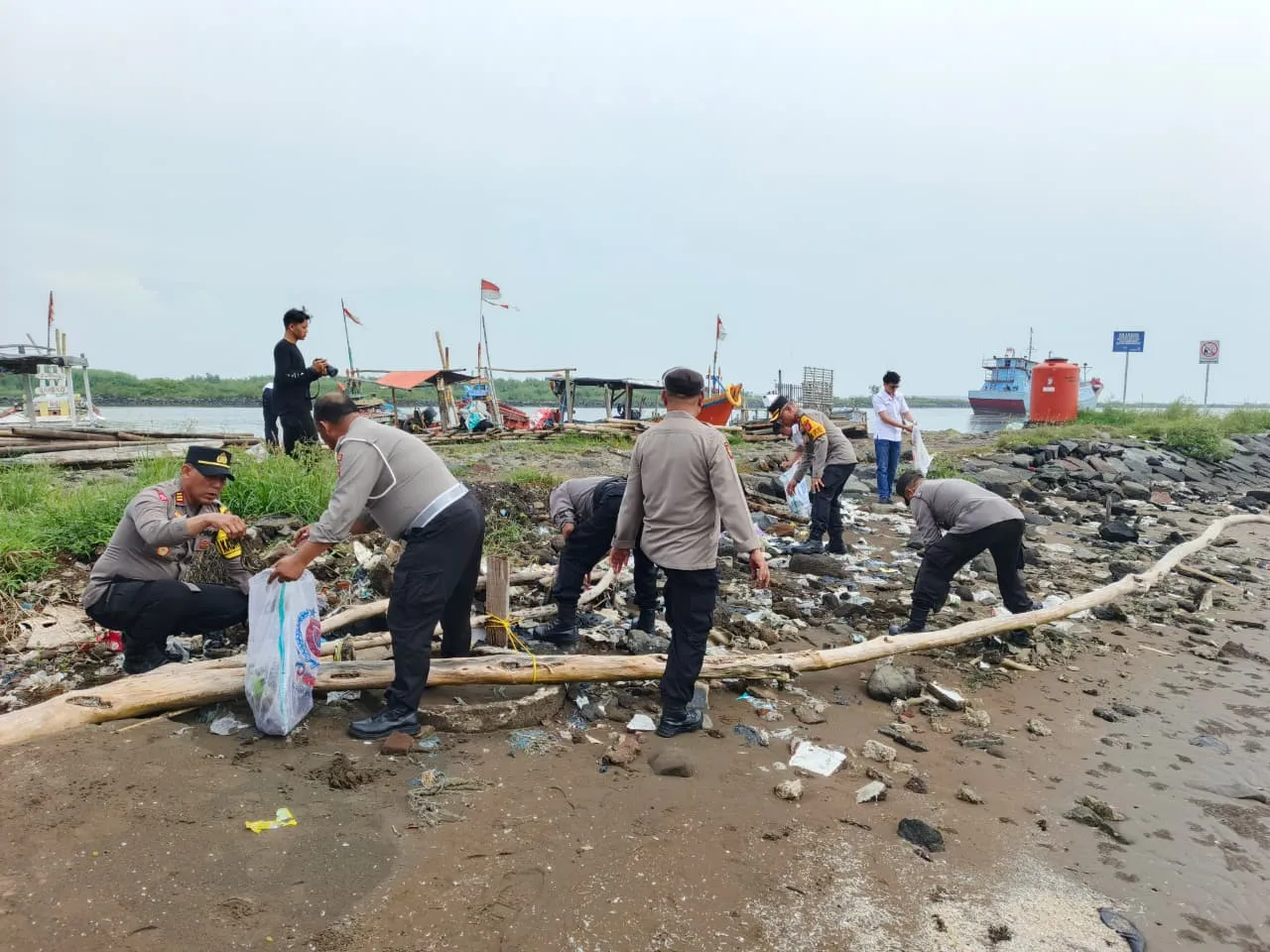 Pantai Kejawanan Dibersihkan Serentak, Polisi Ajak Masyarakat Rawat Wajah Wisata Kota