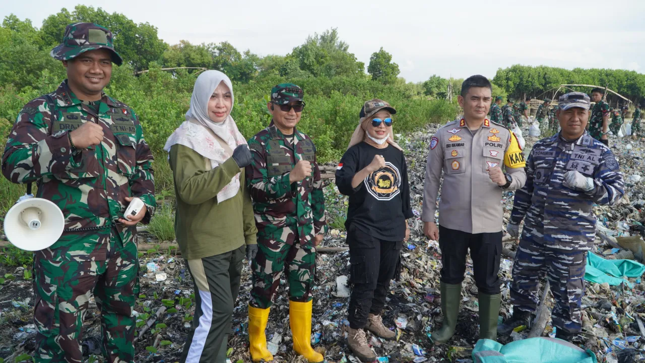 Jumat Bersih Forkopimda di Pesisir Kesenden, Kapolres Cirebon Kota Jadi Motor Penggerak Aksi Bersama