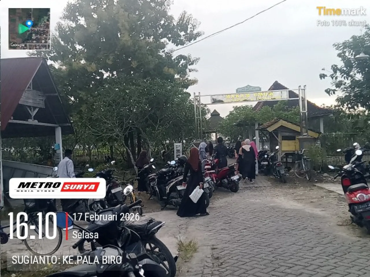 Menjelang Datangnya Bulan Suci Ramadhan Sejumlah Warga Dusun Nawong Memadati Area Makam Untuk Ziarah
