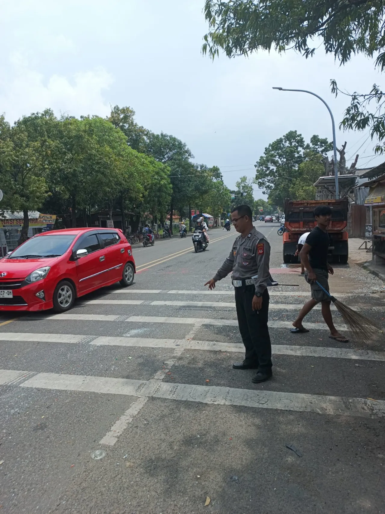 Respon Cepat Satlantas Polres Cirebon Kota Tangani Kecelakaan Dua Truk di Jalan Diponegoro