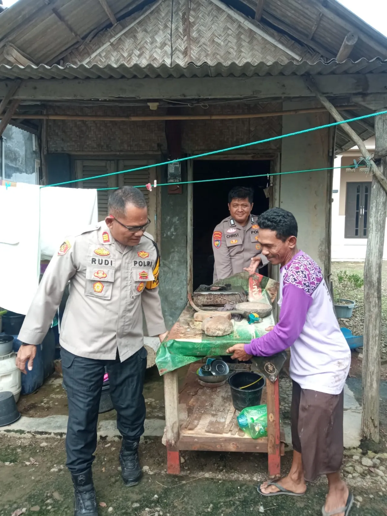 Wujud Kepedulian Polri, Polres Cirebon Kota Bedah Rumah Ibu Ratmi di Pegagan Kidul