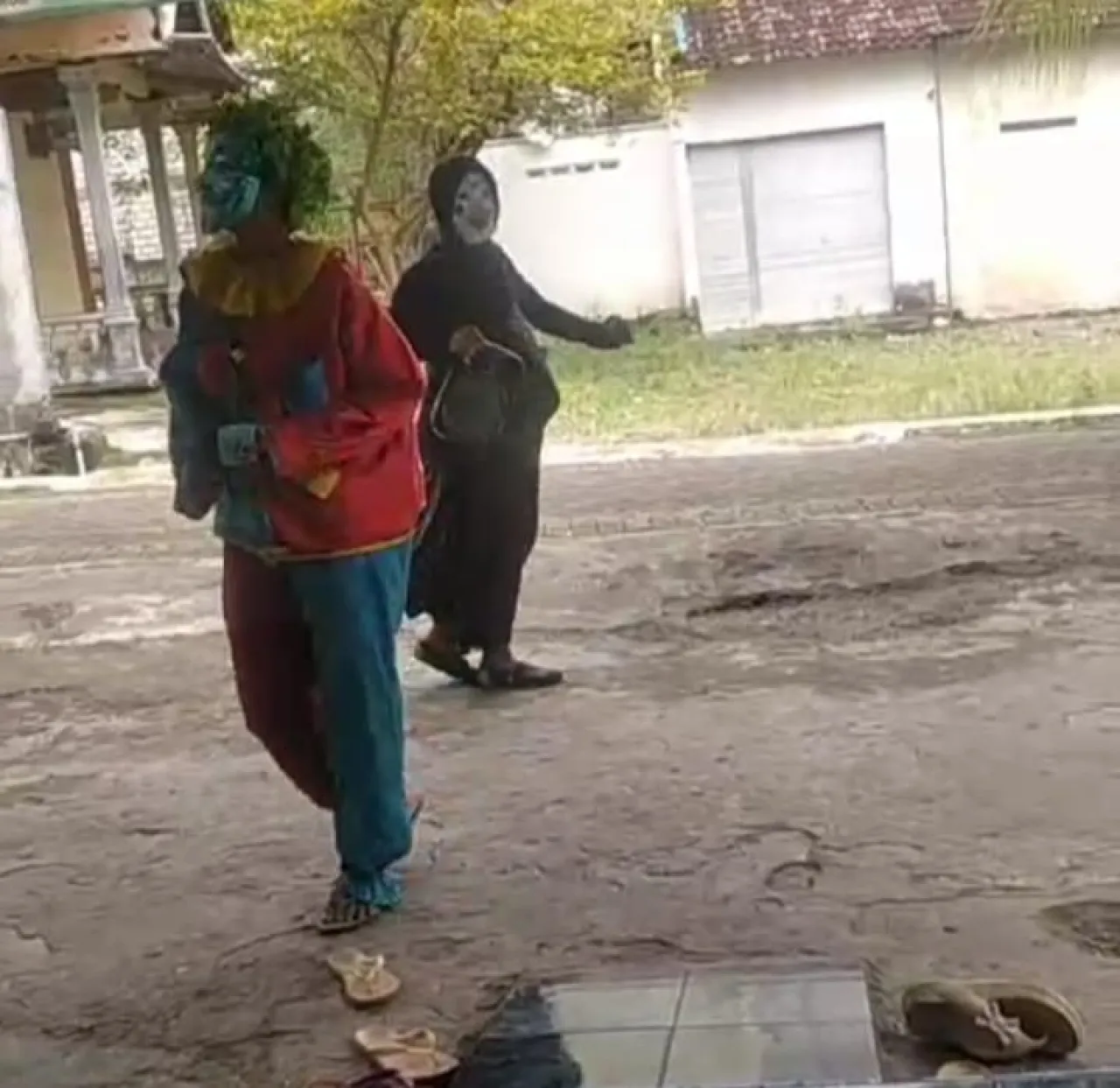 Aksi Pencurian Sepeda Motor Di Desa Sogo Kecamatan Babat Dua Pelaku Memakai Kostum Badut