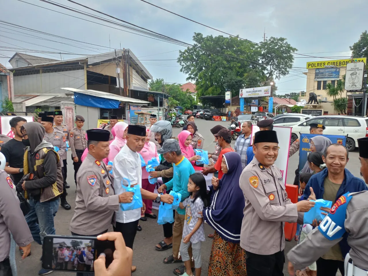 500 Takjil Dibagikan, Polres Cirebon Kota Tebar Kepedulian di Bulan Ramadhan