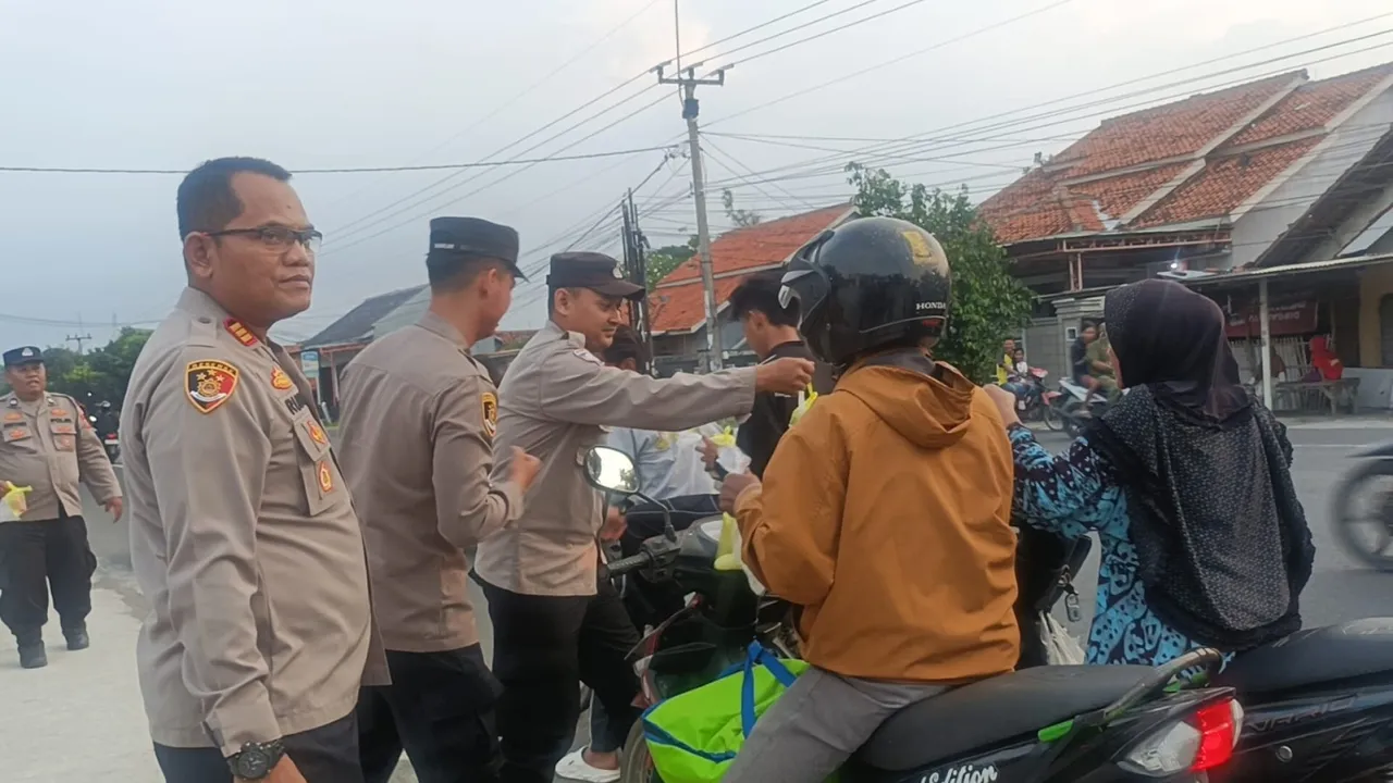 Ratusan Takjil Dibagikan Polisi di Kapetakan, Pengendara yang Melintas Mendadak Dapat Berkah Ramadan