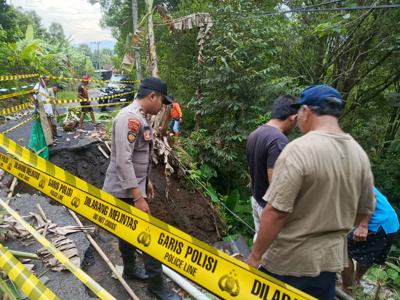 Pasang Police Line Polres Lumajang Tangani Longsor di Tempursari