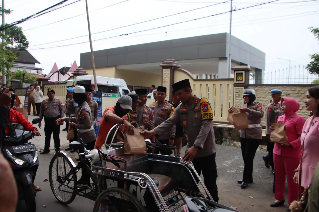 Polres Sumenep Polda Jatim menggelar kegiatan berbagi takjil gratis