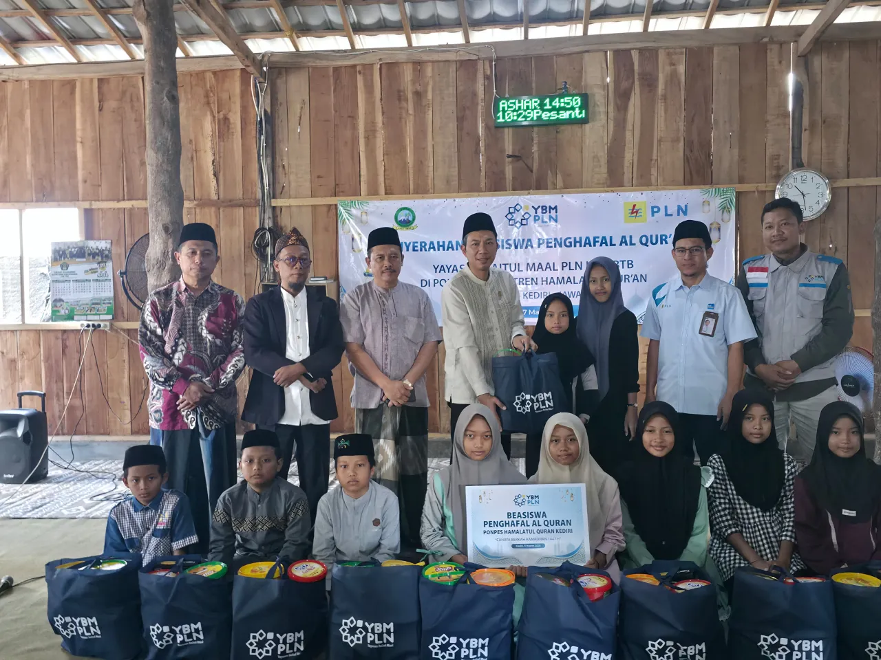 Terangi Hati Idul Fitri dengan Berbagi: PLN UIP JBTB Salurkan Beasiswa Hafidz Quran di Ponpes Hamalatul Quran Kediri
