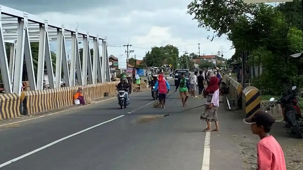 Polres Indramayu Gandeng Tokoh Agama Hingga Tokoh Masyarakat Tertibkan Penyapu Koin di Jembatan Sewo