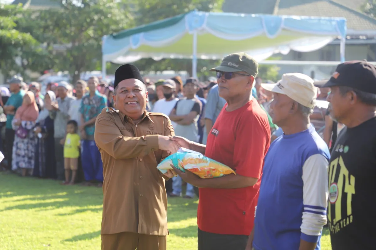 Ringankan Beban Masyarakat, Pemkab Jombang Salurkan 2.495 Bansos PPKS dan PSKS di Lapangan Pemkab Jombang