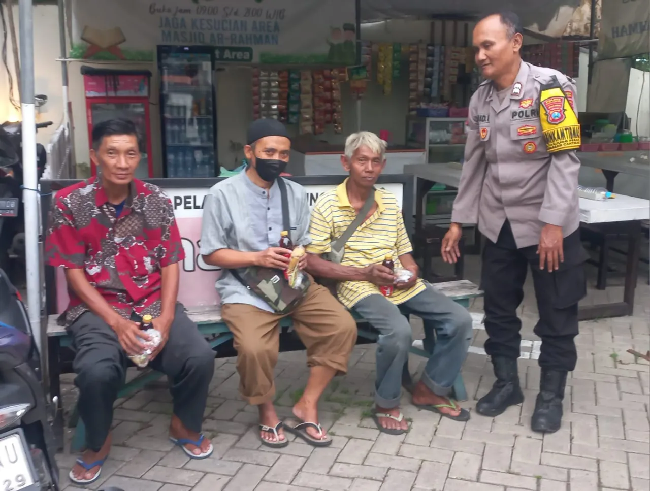 Polsek Pabean Cantikan Bangun Kedekatan dengan Masyarakat Lewat Berbagi Takjil