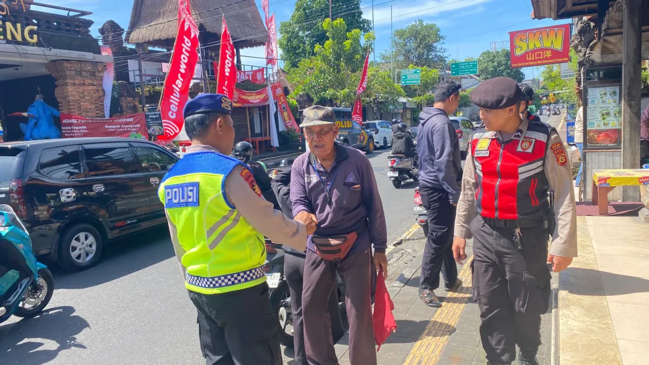Polda Bali Patroli ke Banjar Saat Warga Garap Ogoh-Ogoh, Pastikan Tradisi Nyepi Aman dan Tertib