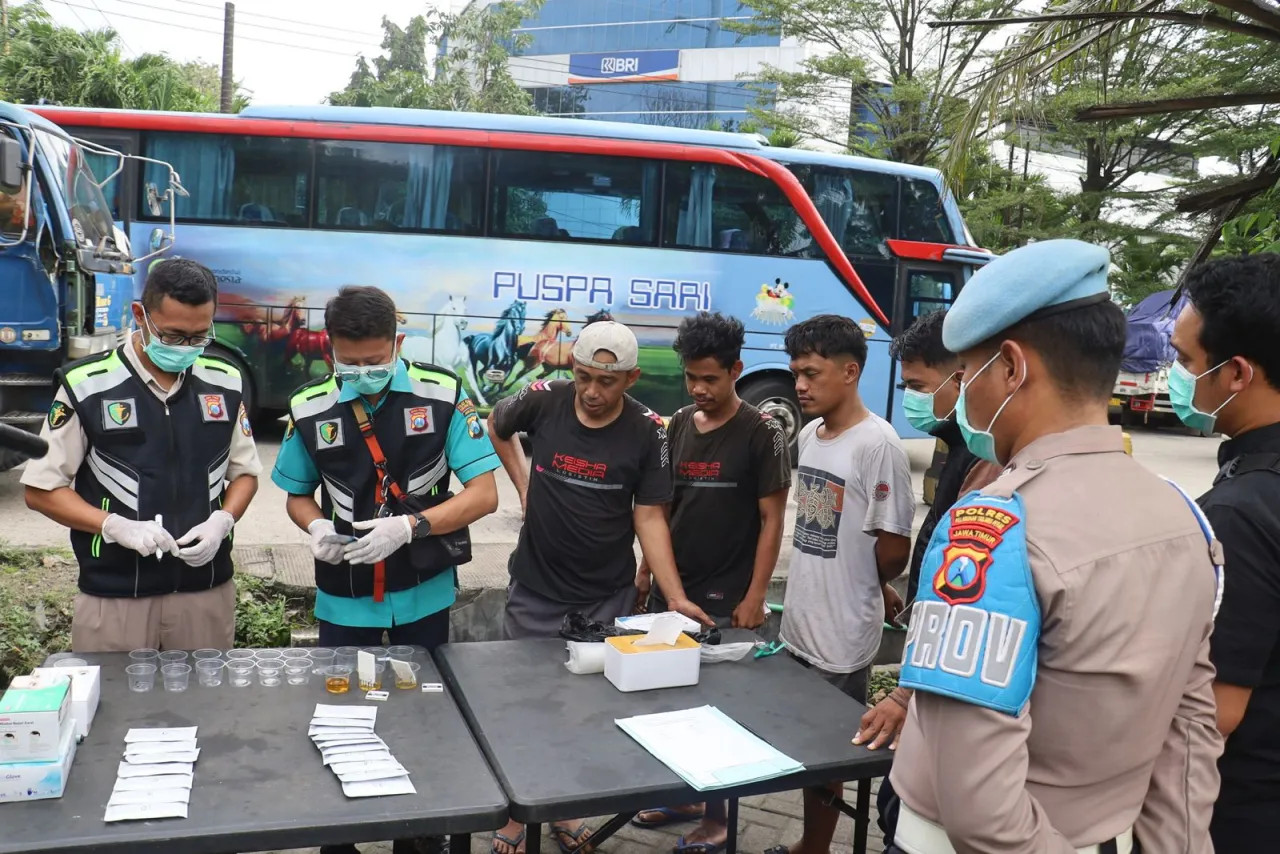 Pastikan Keselamatan Perjalanan Polres Tanjung Perak Cek Urine 43 Sopir Truk dan Bus Jelang Mudik Lebaran.