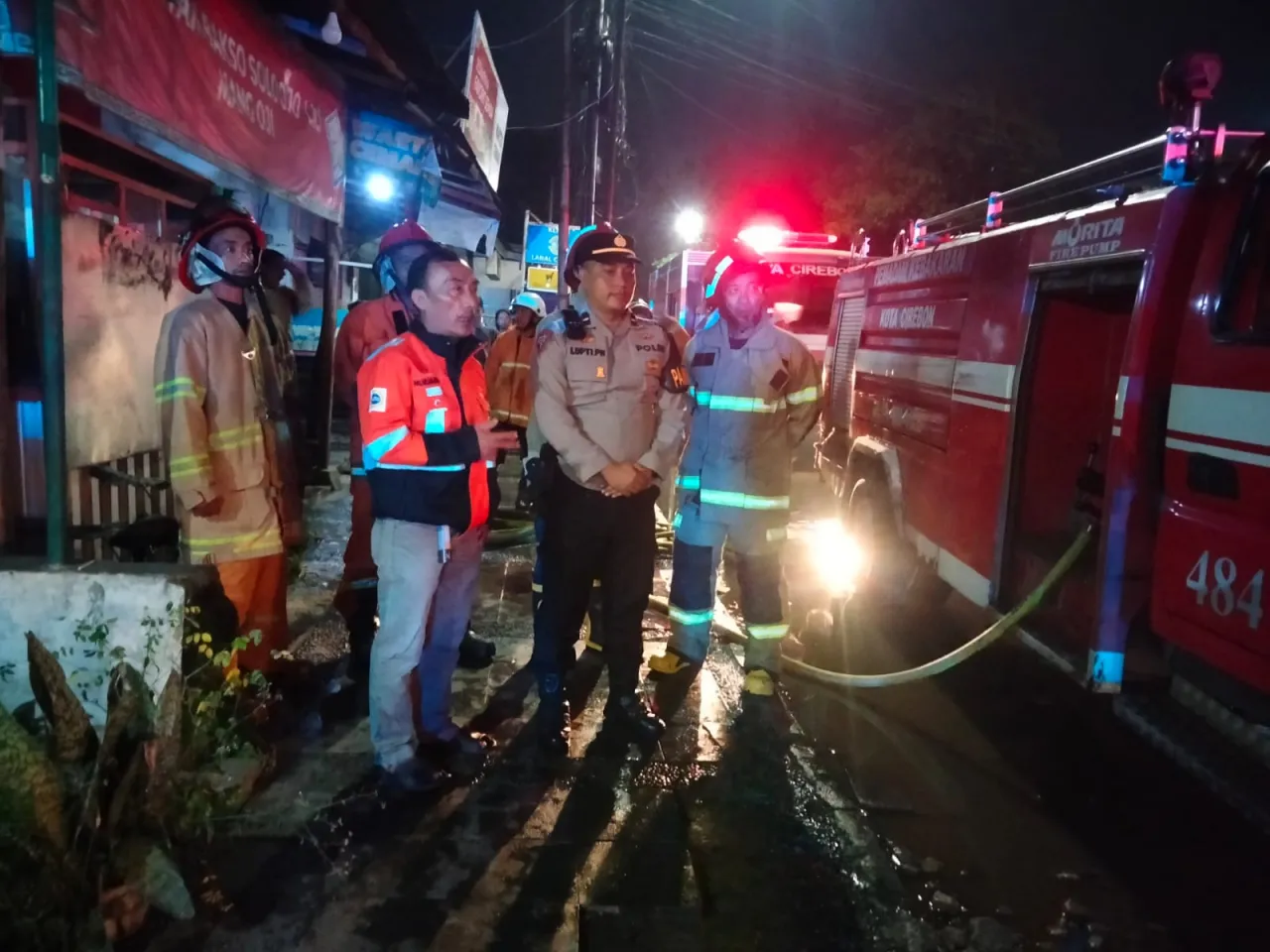 Teriakan Dini Hari Bikin Warga Geger, Respons Cepat Polisi Selamatkan Pemilik Kios dari Kobaran Api
