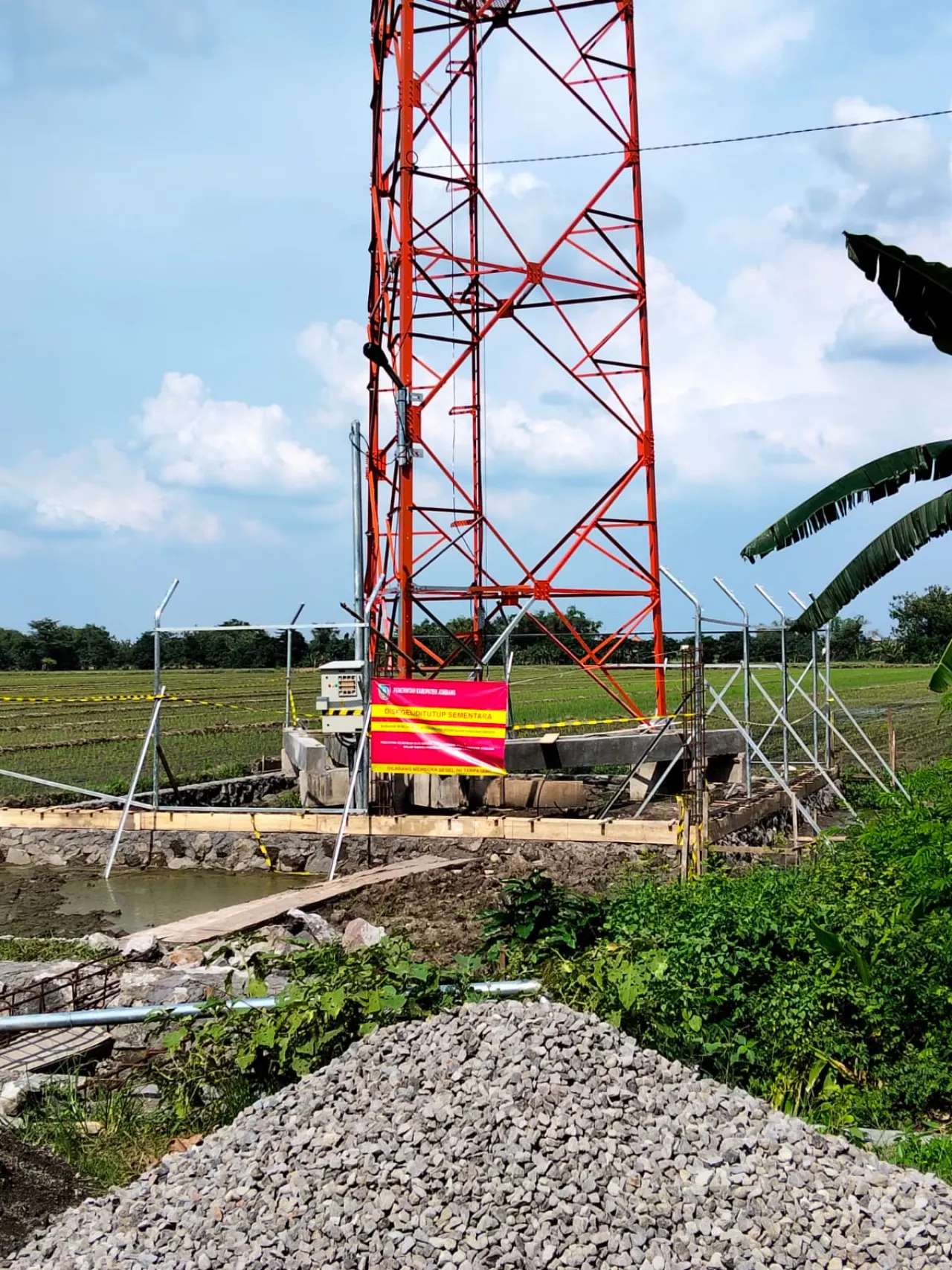 Diduga Ada Permainan Perizinan dan Ketidakamanan Proyek Tower BTS di Sumobito, Kontraktor Disorot
