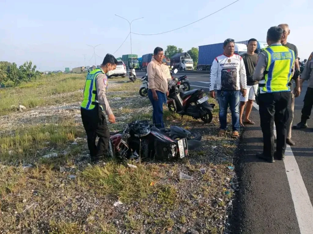 Diduga Pengendara Terobos Lampu Merah, Satlantas Polres Lamongan Sigap Evakuasi Korban Laka di Simpang 4 Dinoyo JLU