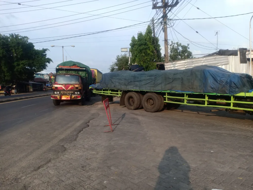 Kelangkaan Solar di Lamongan Picu Kemacetan, Antrean Truk Mengular di SPBU Plaosan Babat