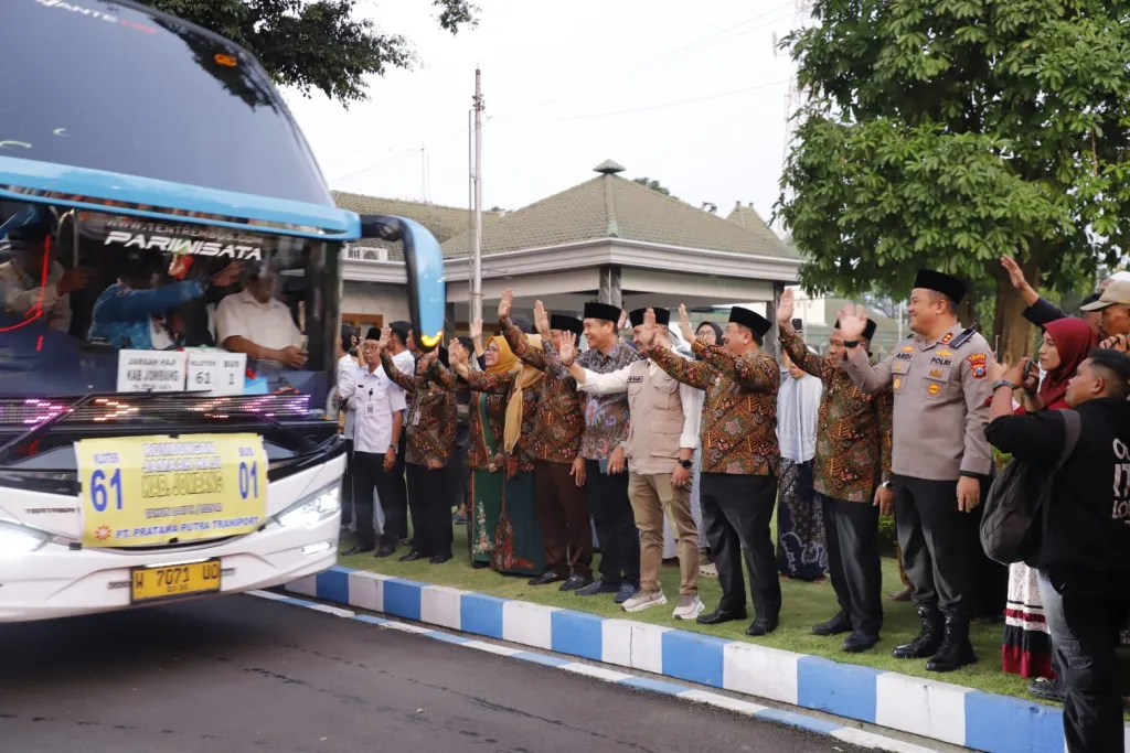 Bupati Warsubi Berangkatkan Jemaah Haji Jombang Kloter 60 & 61 ke Tanah Suci