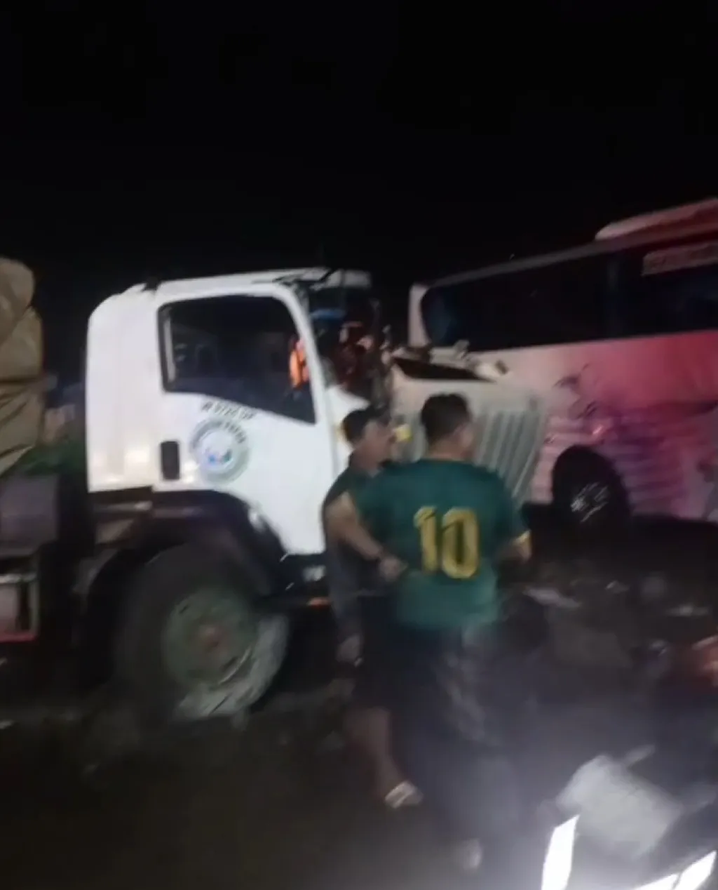 Kecelakaan Lalu Lintas Di Jalan Nasional Lamongan Tuban Polsek Babat Gerak Cepat evakuasi Tiga Kendaraan Besar