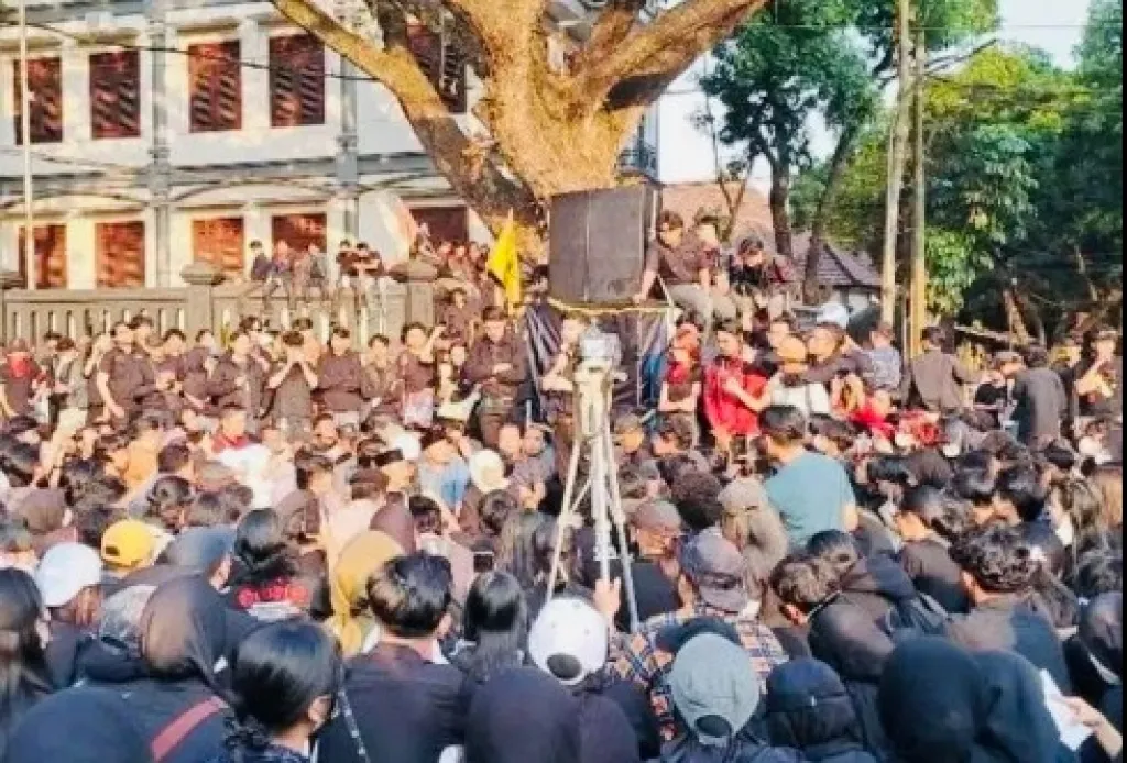 DPRD Kota Malang Minta Maaf ke Warga, Nyatakan Sepakat Hentikan Program MBG Usai Aksi Massa