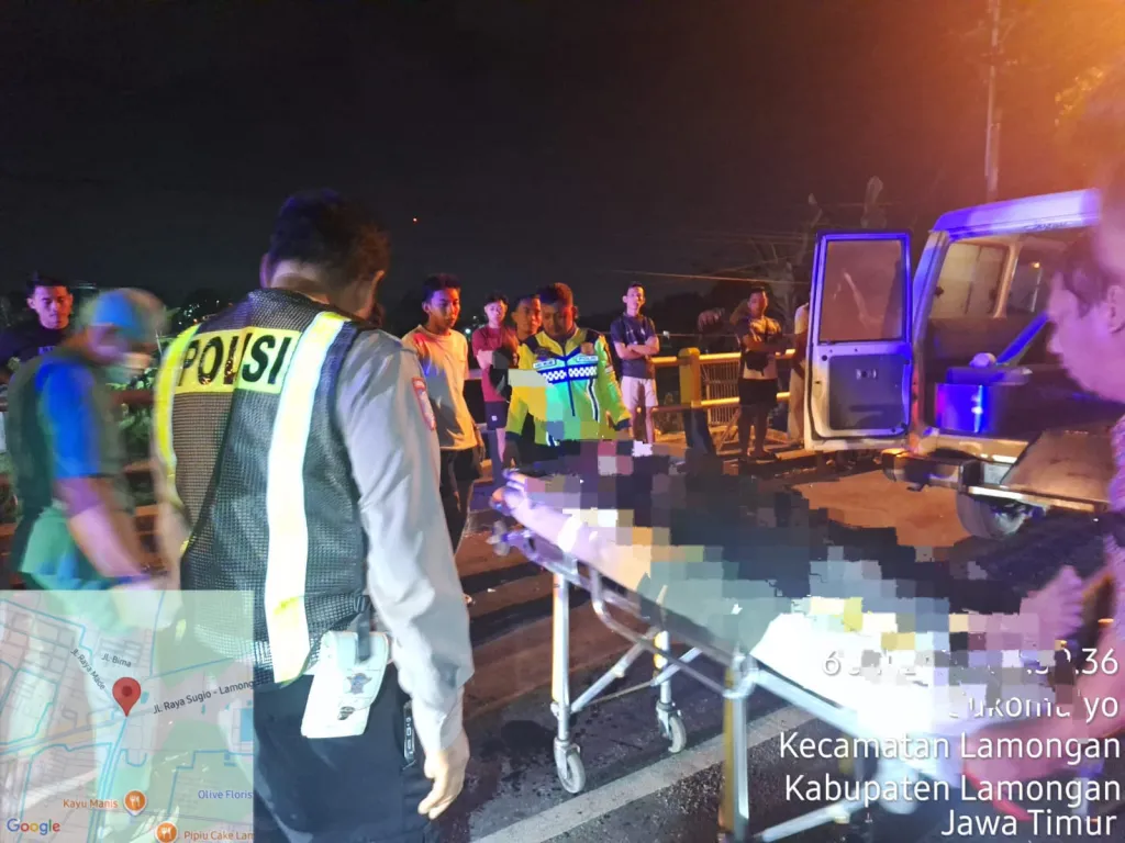 Dua Pelajar Meninggal Dunia Tabrakan Adu Depan, Polisi Lamongan Lakukan Evakuasi